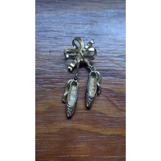 Casual Corner Bow Pin Brooch Dangling Ballet Slippers Gold Tone Vintage